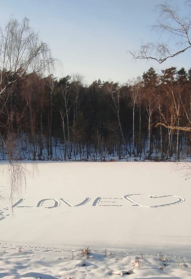 Napis&#x20;love&#x20;na&#x20;śniegu